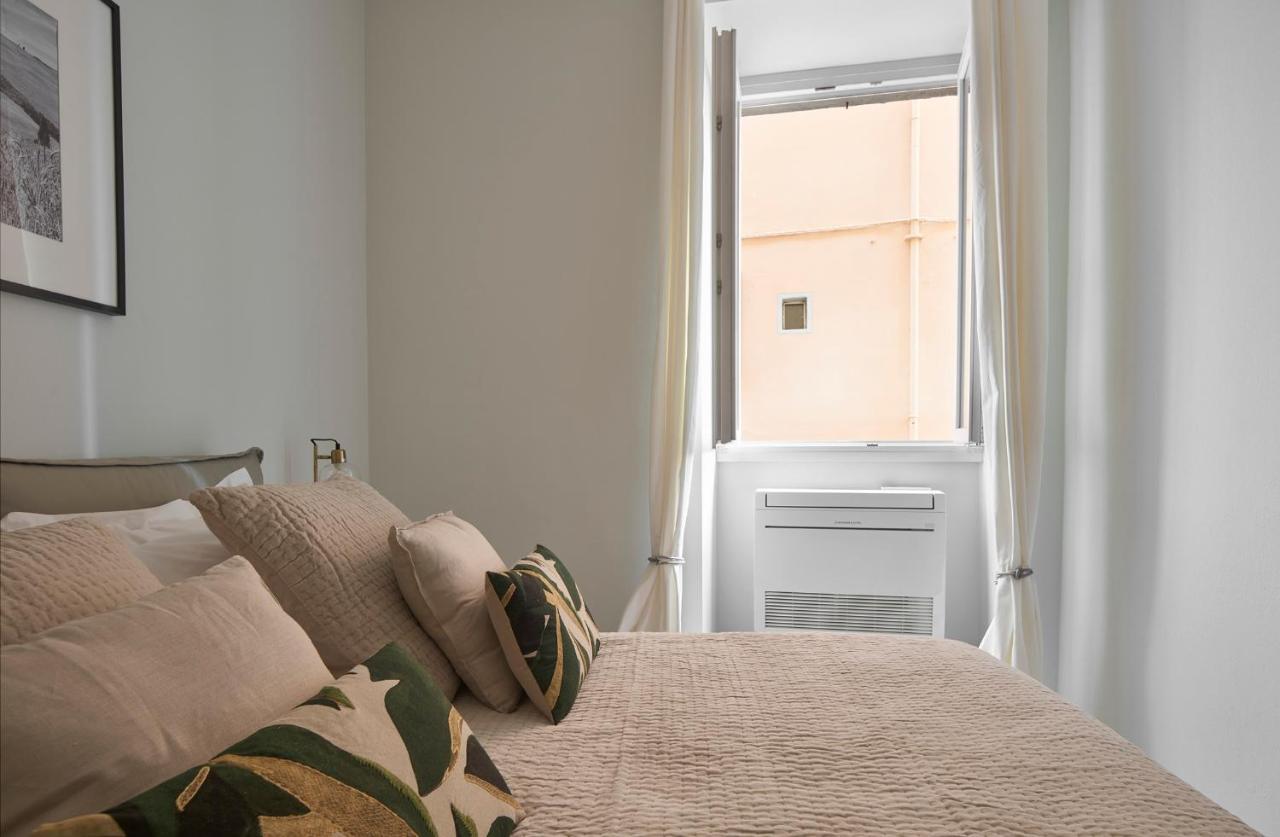 3 Master Bedrooms With Balcony On The River With Views Apartment Florence