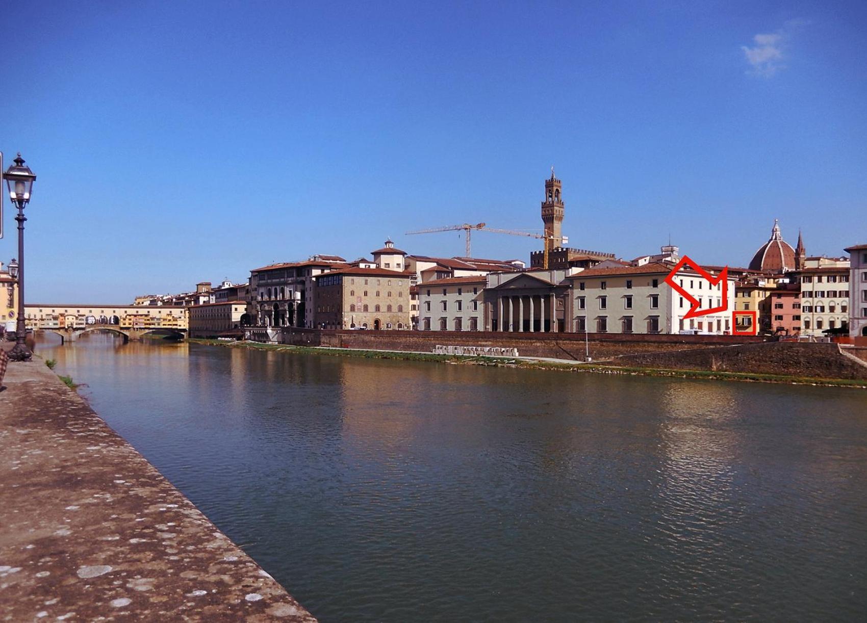 3 Master Bedrooms With Balcony On The River With Views